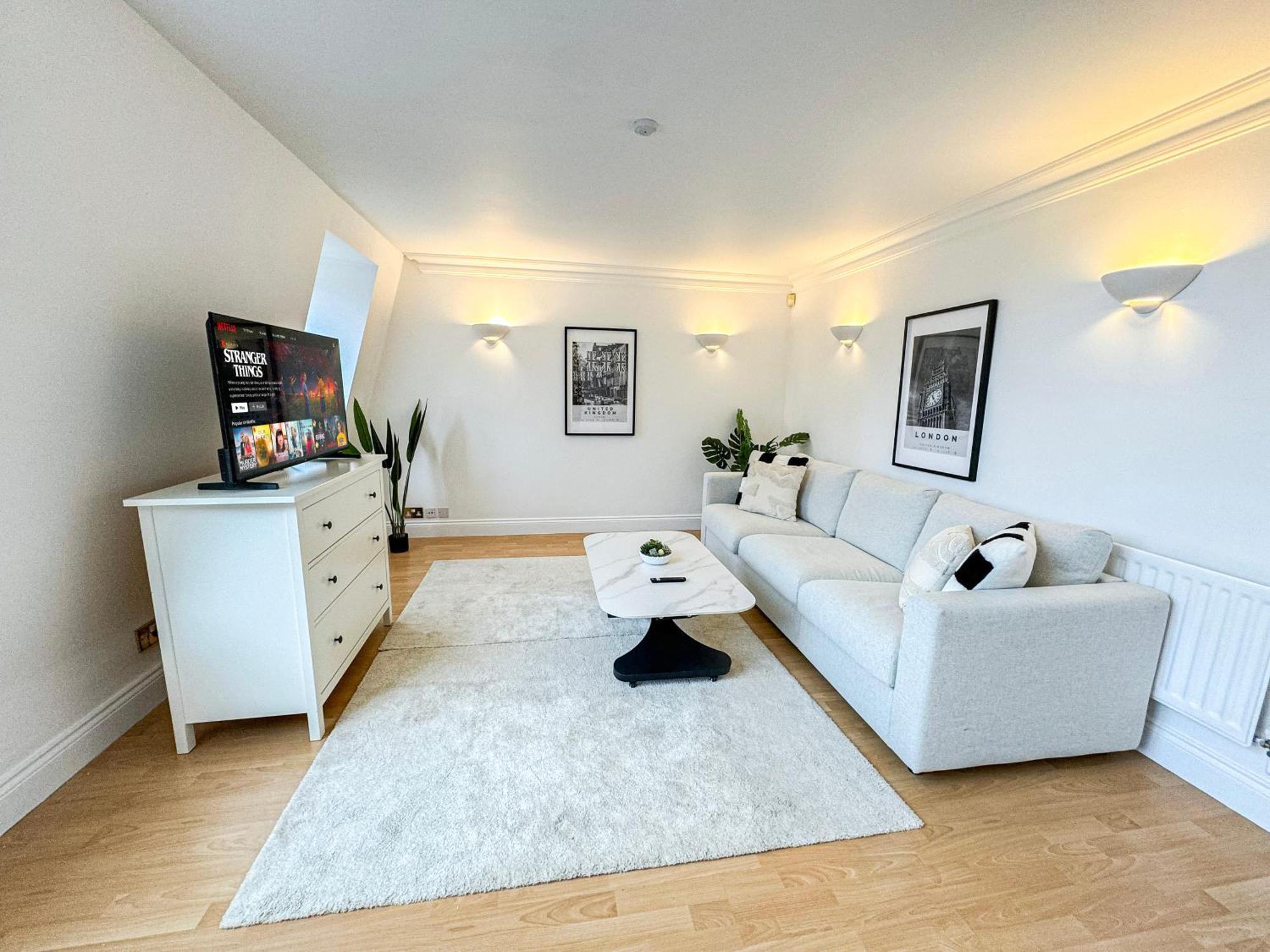 3 Bedroom Flat With Free Secured Parking In Borough Near The Shard, Bermondsey Apartment London