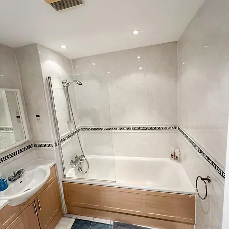 3 Bedroom Flat With Free Secured Parking In Borough Near The Shard, Bermondsey London Exterior photo