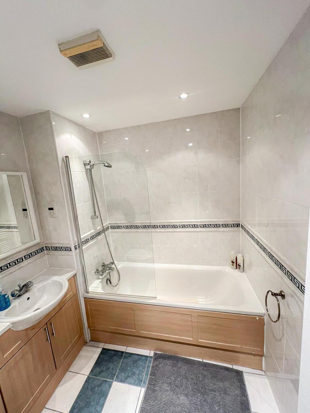 Apartment 3 Bedroom Flat With Free Secured Parking In Borough Near The Shard, Bermondsey London