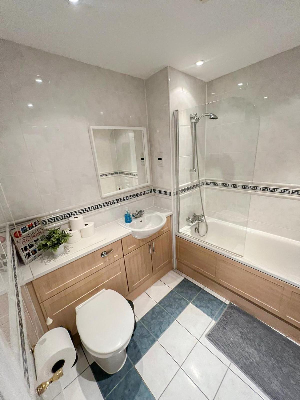 3 Bedroom Flat With Free Secured Parking In Borough Near The Shard, Bermondsey Apartment *