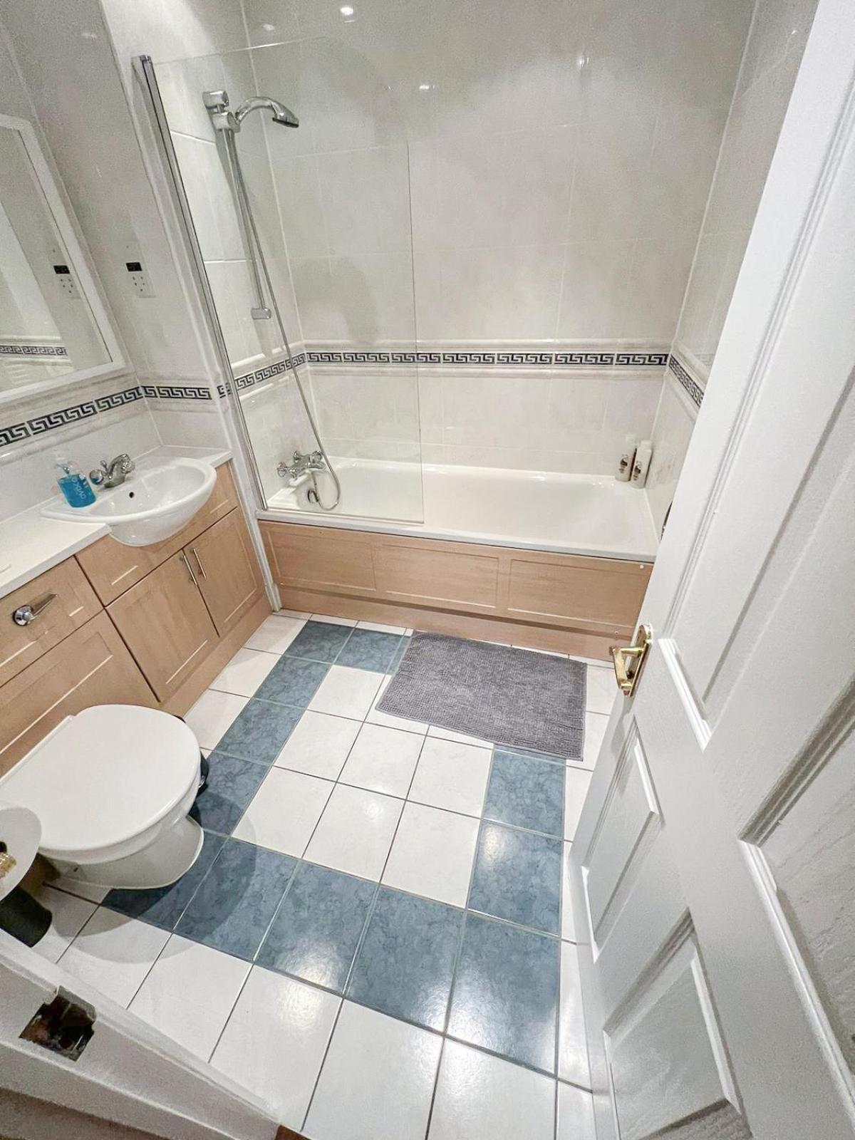 Apartment 3 Bedroom Flat With Free Secured Parking In Borough Near The Shard, Bermondsey London