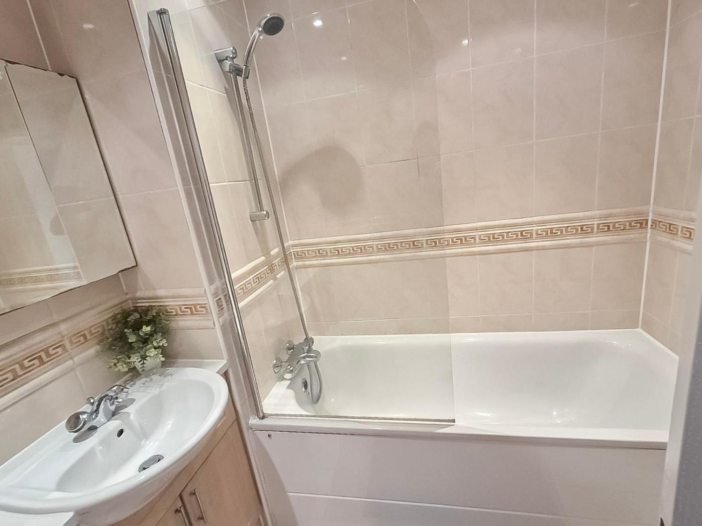 Apartment 3 Bedroom Flat With Free Secured Parking In Borough Near The Shard, Bermondsey *