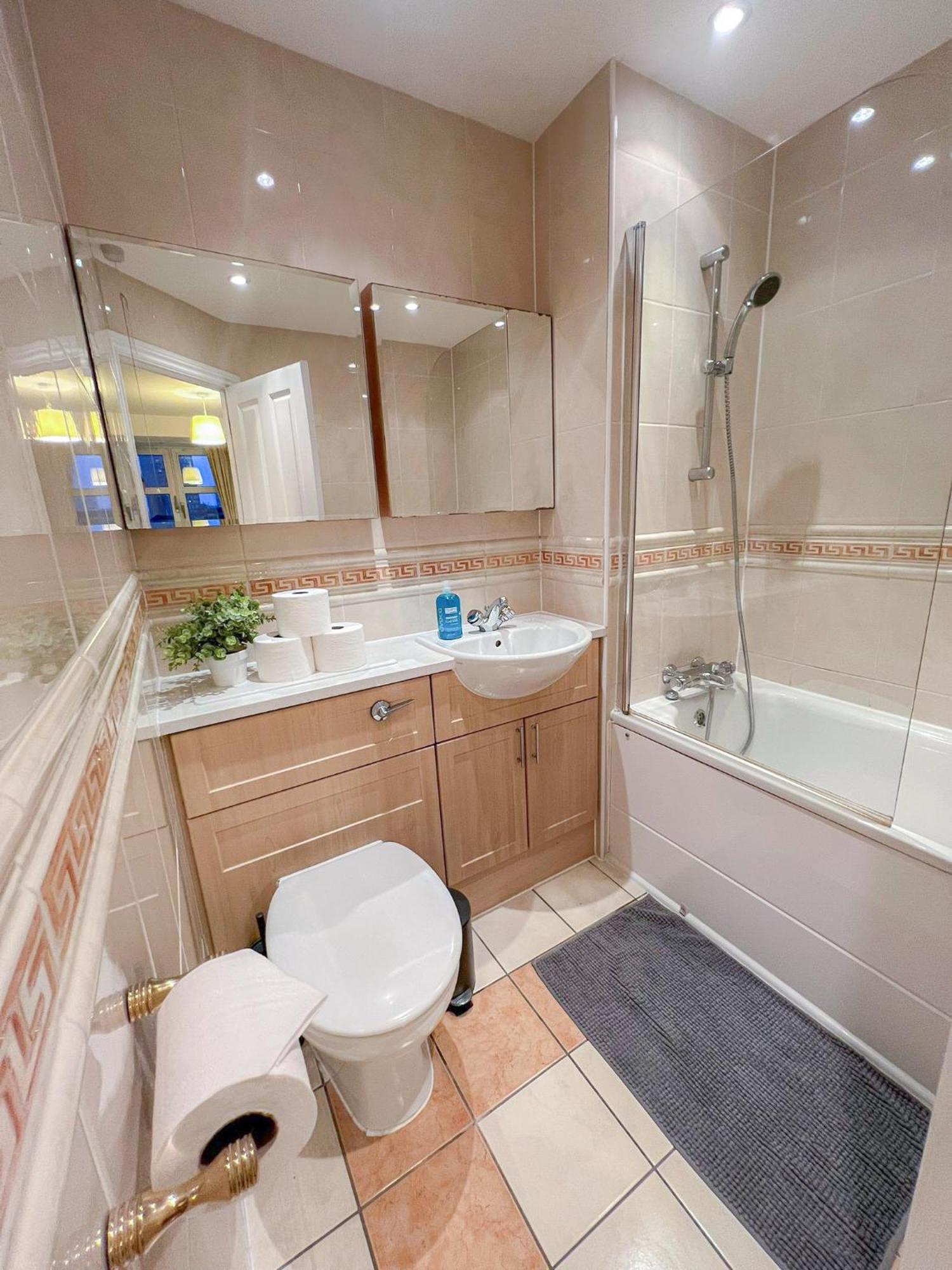 3 Bedroom Flat With Free Secured Parking In Borough Near The Shard, Bermondsey Apartment London
