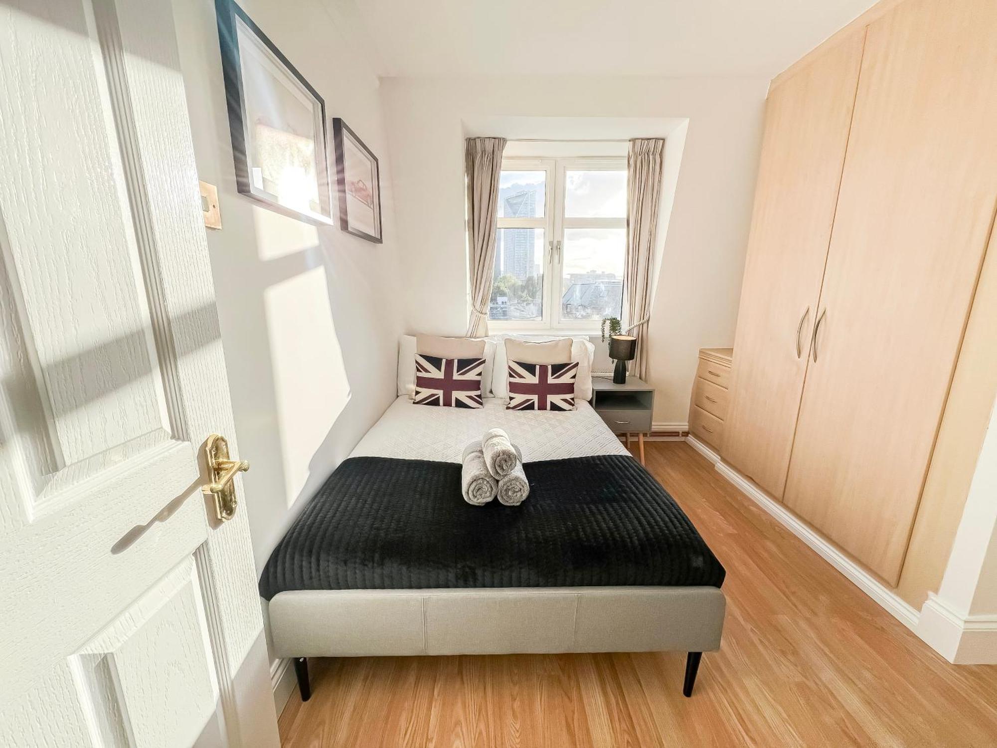 3 Bedroom Flat With Free Secured Parking In Borough Near The Shard, Bermondsey Apartment *