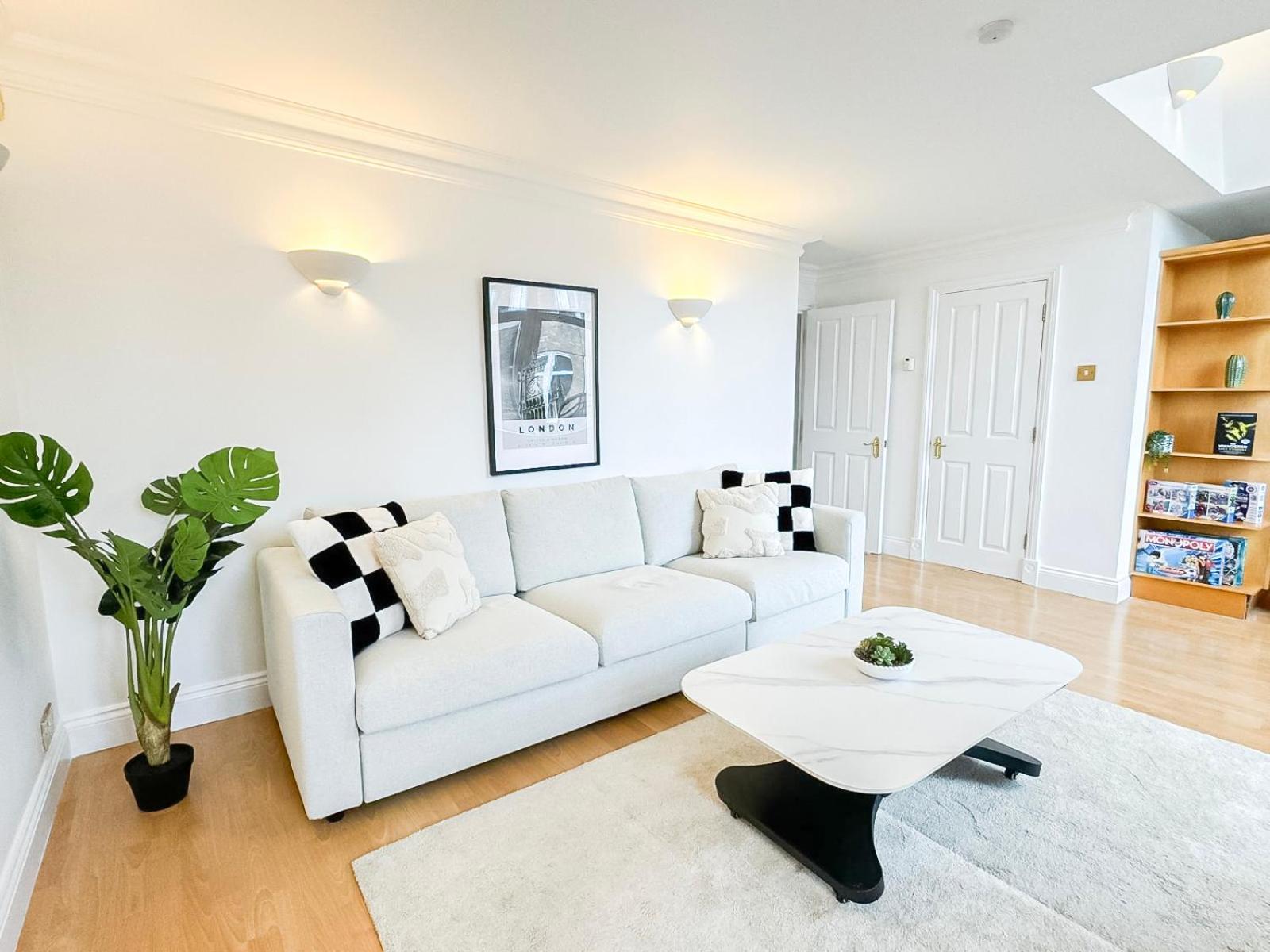 3 Bedroom Flat With Free Secured Parking In Borough Near The Shard, Bermondsey Apartment London